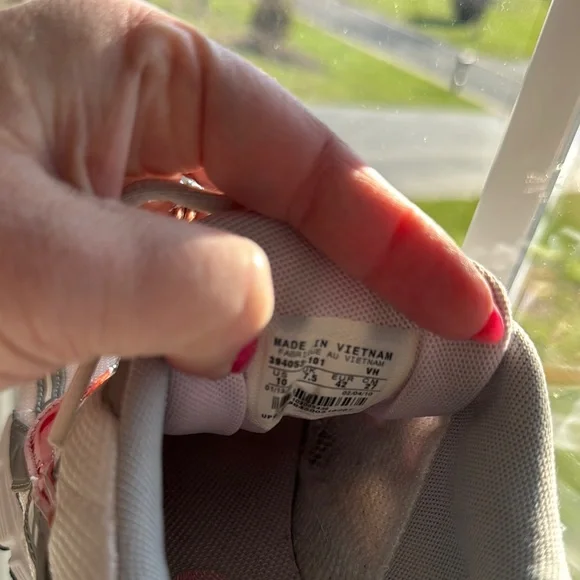 Nike Gray and pink Sneakers - Picture 5 of 10